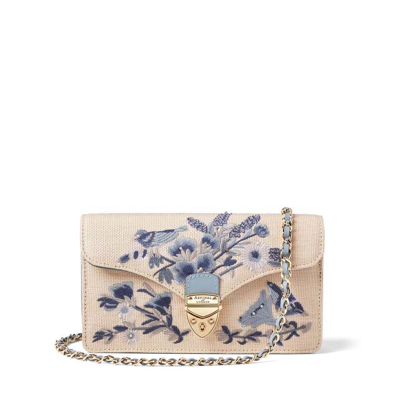 Aspinal of London Mayfair Clutch in englischem Gartenhimmelblau, Handstickerei auf Canvas-Raffia