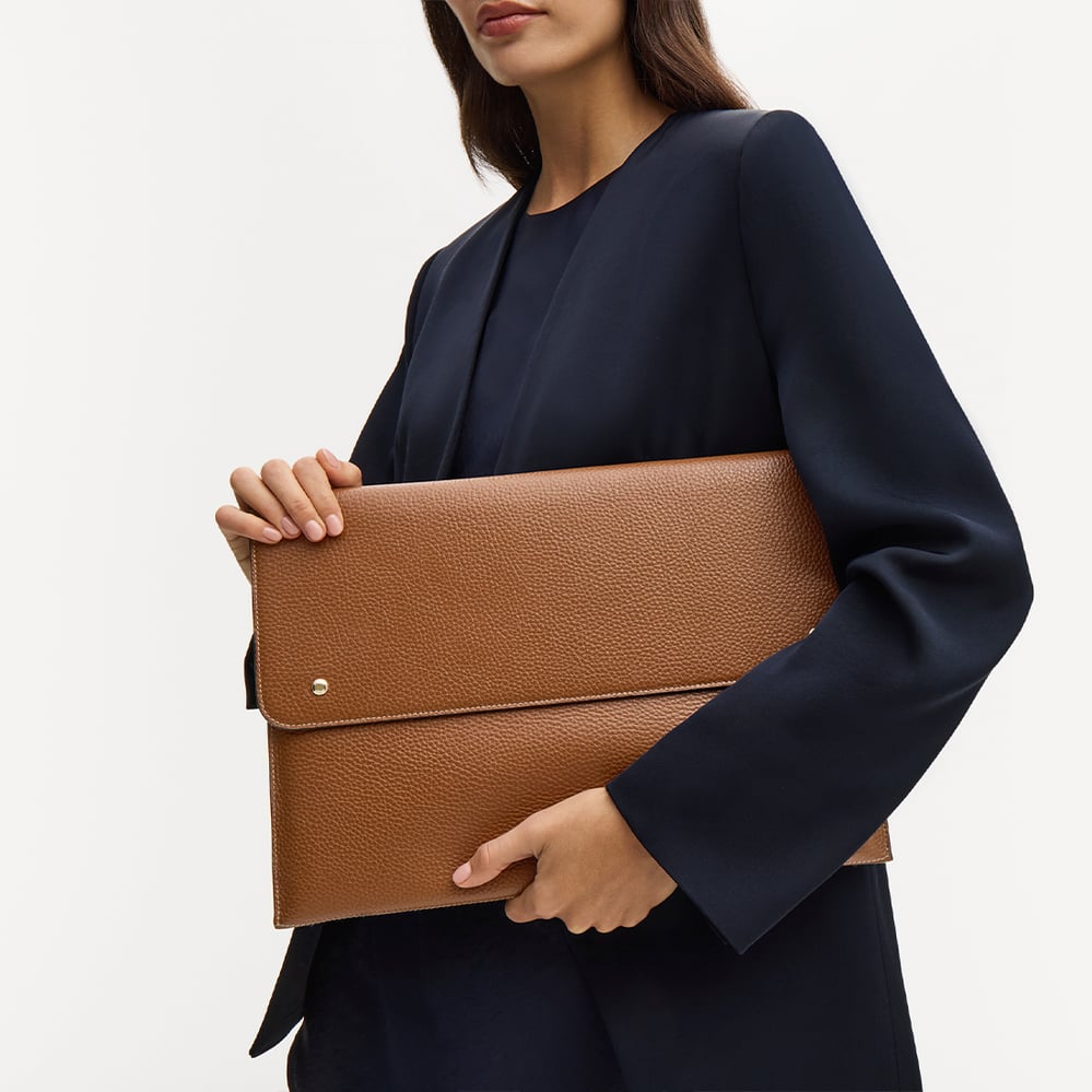 16-Inch Classic Laptop Case Tan Pebble