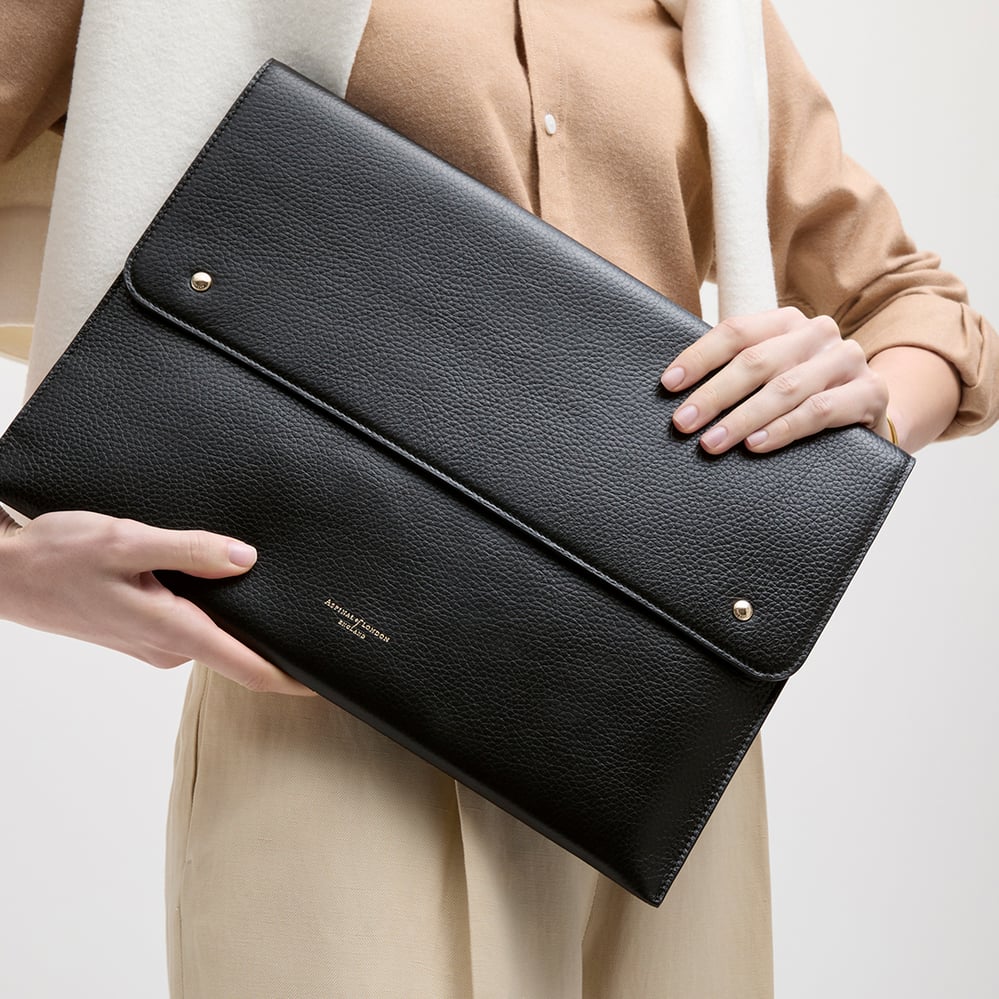 16-Inch Classic Laptop Case Black Pebble
