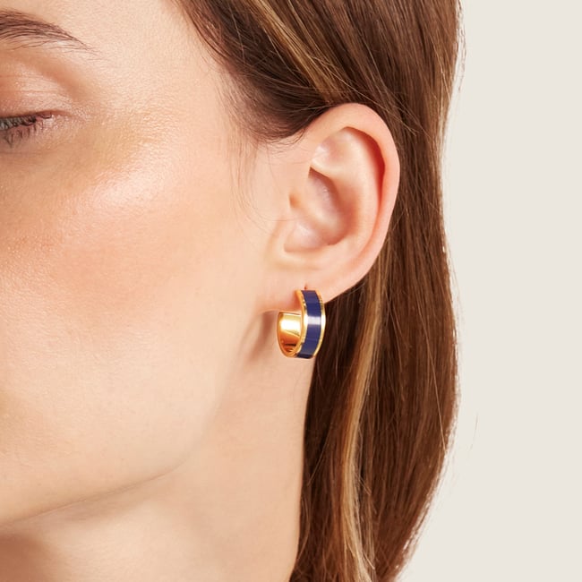 18ct 金メッキ ネイビー エナメル フープピアス | アスピナル・オブ