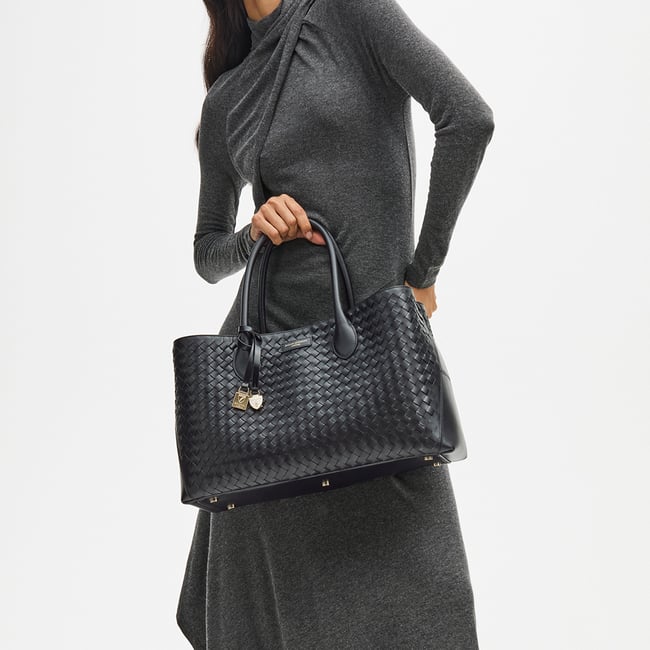 アスピナル・オブ・ロンドン トートバッグ　ブラック　型押し　本革 London Tote in Black Woven Leather with Charm | Aspinal of London